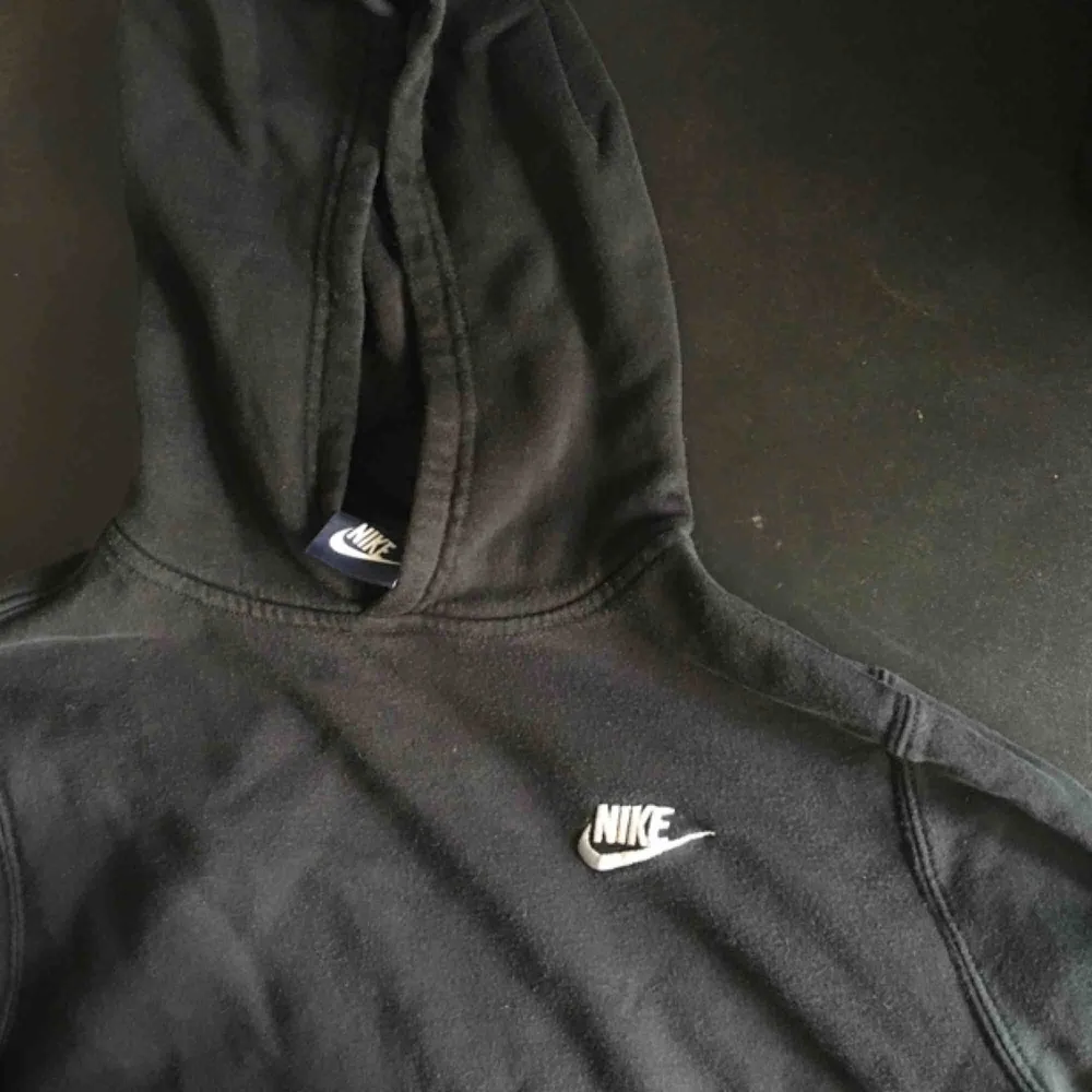 En svart/mörkgrå Nike hoodie som tyvärr har blivit lite för liten för mig:(. Hoodies.