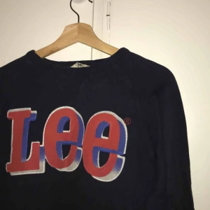  - Marin blå Lee sweatshirt, storlek M. Skick 4/5. Nypris 450