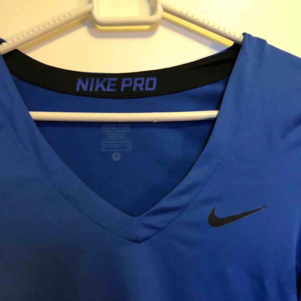  Blå Nike PRO t-shirt. . T-shirts.