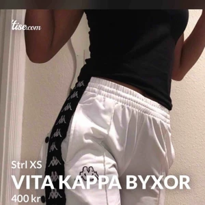  - Säljer då de är för små:)  Vita Kappa Byxor/Trackpants med knappar på sidorna som går att knäppa upp, De är i begagnat skick men fortfarande mycket fina!☺️ Storlek XS