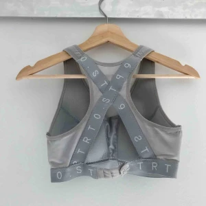  - Sporttop från hm i silvergrå med fin rygg. Sitter stadigt och bra. Använd men i mycket bra skick.  Kan mötas upp eller skicka för 30kr.😊