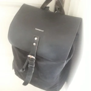  - Sandqvist Alva ryggsäck. Använd men i ok skick, lite solblekt. Nypris 2195 kr. Kan även bytas mot en fjällräven kånken i bra skick !