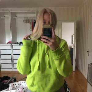  - Skit cool hoodie som verkligen syns! Aldrig använd