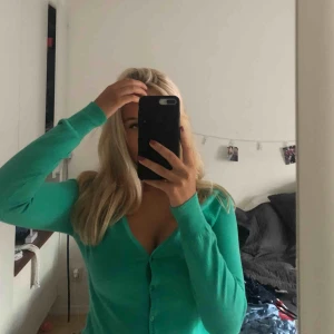  - Såååå snygg tröja/kofta med knappar, jag har använt denna som endast en tröja men man kan självklart ha den som kofta over ex ett linne😍