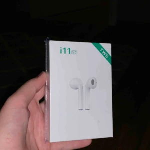  - Säljer fake airpods Oöppnad förpackning Säljer pågrund av att jag beställde dom innan jag visste att jag skulle fåny mobil o när jag fick ny mobil fick jag också därmed ”riktiga” airpods till  Originalet ligger på 1900kr Köpta för 500kr