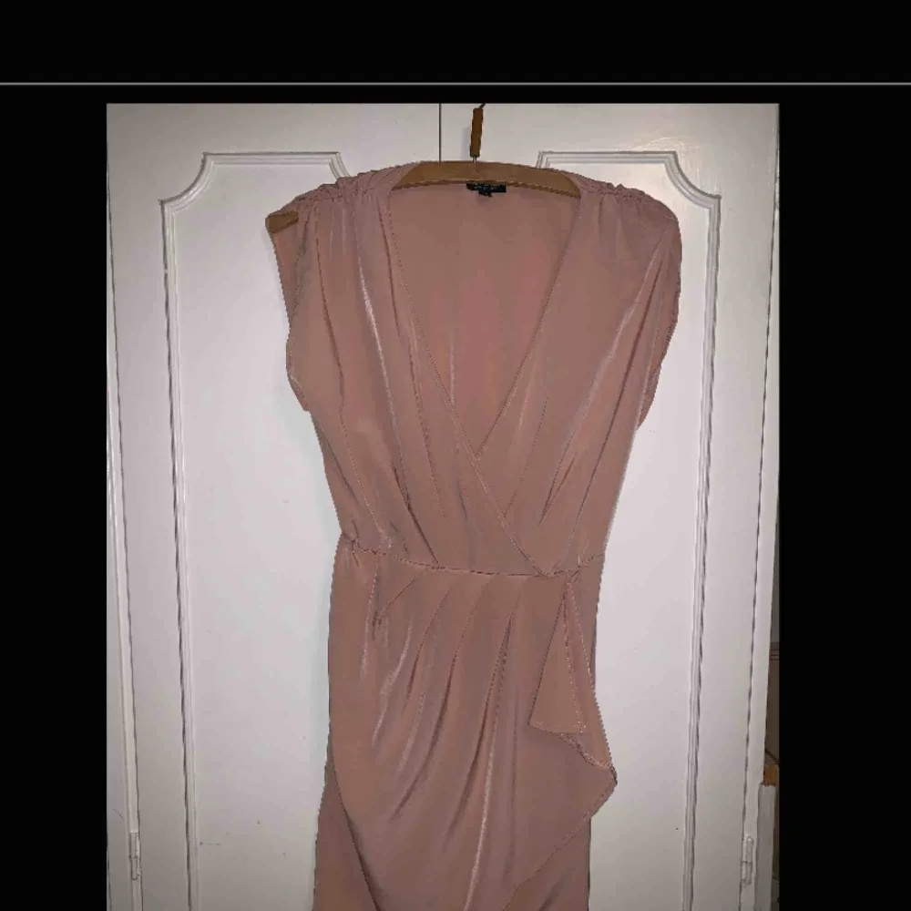 Rosa omlottklänning från topshop storlek 36 använd 1gång. Klänningar.
