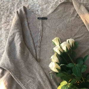  - Mysig och trendig ljusbeige kofta från Brandy Melville! Använd en del, men det syns inte speciellt mycket alls. Passar XS-S, även en aning djup o ryggen. Frakt tillkommer💋
