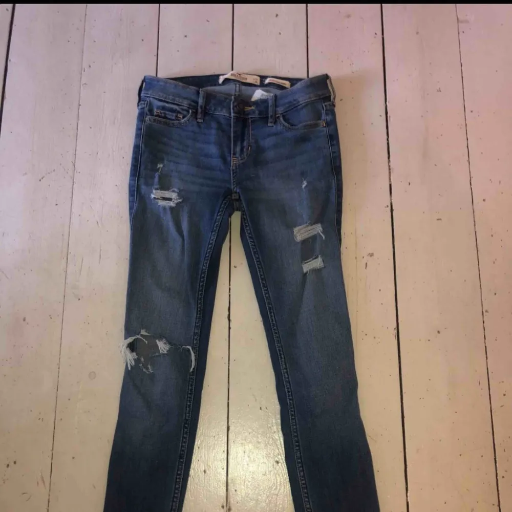 Hollister jeans med slitningar och hål. Använd fåtal gånger. Nypris: 600kr. Jeans & Byxor.