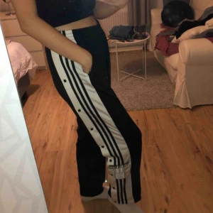  - Säljer mina älskade adidas tracksuit pants eller vad man nu vill kalla dessa. Super sköna, sitter jättebra och man kan knäppa upp dom upp till höften. De har även två fickor. Använda väldigt lite, inte ens ett år gamla. Frakt tillkommer.