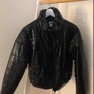  - Köpte den på Zalando 2018 för 600kr. Använd 3-4 gånger. Är i storlek s (small) men kan funka för m (medium). Text på vänster sida innanför, lagom hög krage, materialet är mjukt glansigt. 