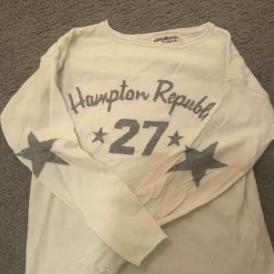  - En mysig stickad tröja, jätte skön och sitter hur snyggt som helst, är nu för liten för mig men den är i bra skick, köpare står för frakt, pris kan diskuteras