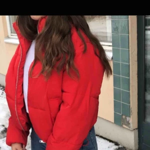  - En röd kort dunjacka