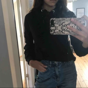  - Helt vanlig svart hoodie, från ginatricot. Passar till det mesta och är mysig att ha på sig. Använts ganska mycket, köparen står för frakten💗