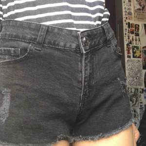 Svarta lowcut jeans shorts använda 1 gång ( på bilden)