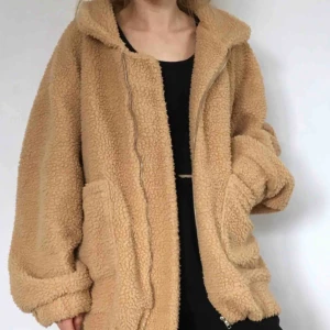  - Säljer en beige Teddy jacka pga för stor för mig. Den är aldrig använd så toppskick! Jag är 1,55 och på bilden ser du hur den sitter på mig ☺️  