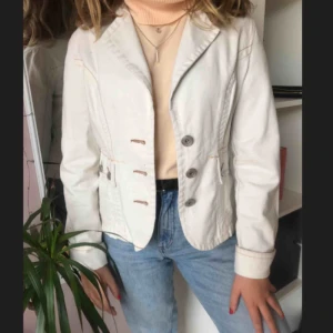  - Snygg vit/beige jacka i storlek S/M men passar nog även XS som oversize. Säljer pågrund av att jag aldrig använder den. Frakt tillkommer :)