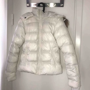 Vinterjacka - Vinterjacka från Ginatricot i storlek 36. Köparen står för frakt! Den är köpt för flera år sedan, men den är aldrig använd, endast testad. Luva med päls som man kan ta bort, fuskpäls dock. Säljer för att jag inte använder den. Inte trasig eller likande.