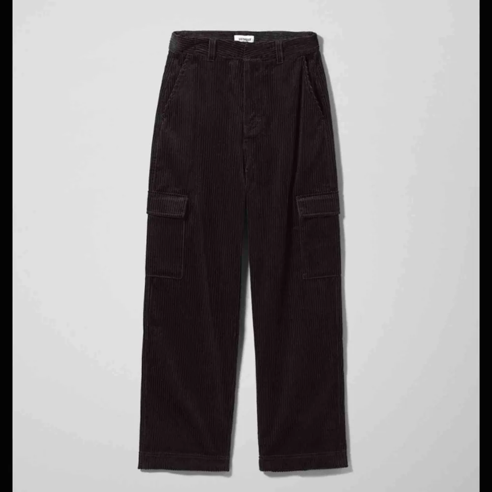 Svarta manchesterbyxor med fickor på sidan av benen. Köpta på weekday för 600 kr. Jeans & Byxor.