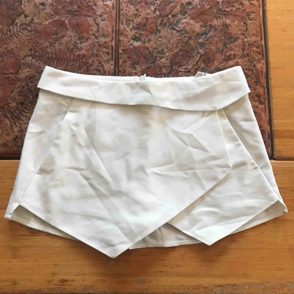 Vit kjol/shorts från Zara i stl. S. Shorts.