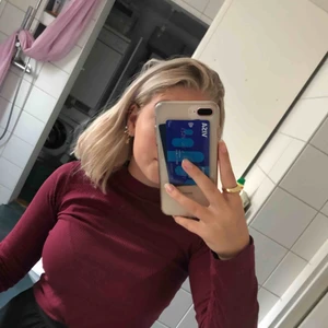  - Superfin ribbad vinröd polotröja, perfekt till hösten!! Stretshig och skön🍁🍁