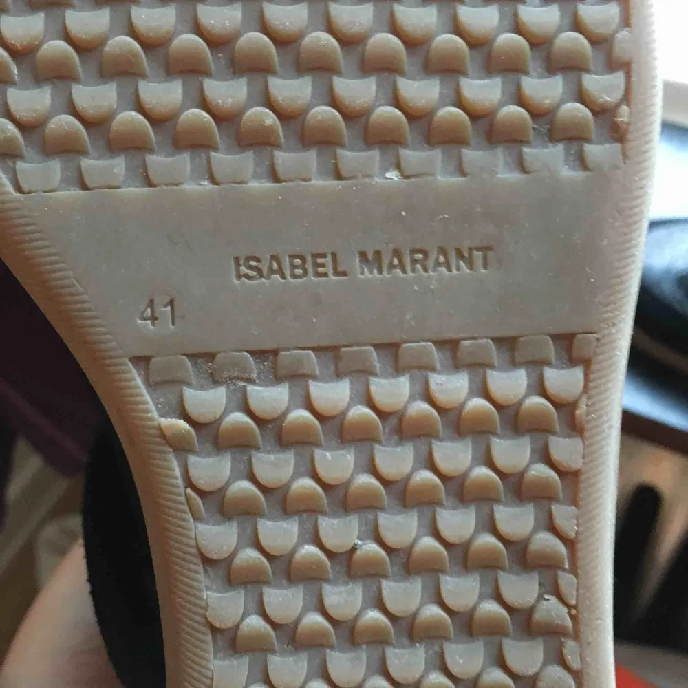 Säljer ett par skit snygga Isabel Marant skor i storlek 41 köpta för 4300kr. Inuti ser dom lite slitna ut men ser nya ut utifrån dom var för stora för mig så har valt att sälja dom.  . Skor.