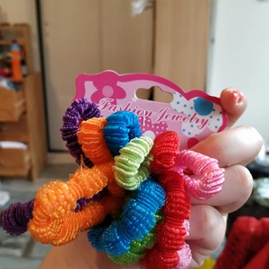  - 12 färgglada trendiga snoddar! 6 mindre och 6 större/vanliga :) helt oanvända! Jag säljer en massa andra hårgrejer om du är intresserad🥰