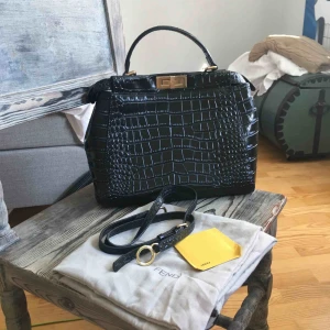  - Fendi Peekaboo kopia. Extremt fin kopia, nyskick och super fin kvalité på den. Väldigt robust och rejäl, inte plastig. Kommer med Dustbag och ett fendi kuvert med ett instruktionskort. Väldigt stor och rymlig  Billigare vid snabb affär!