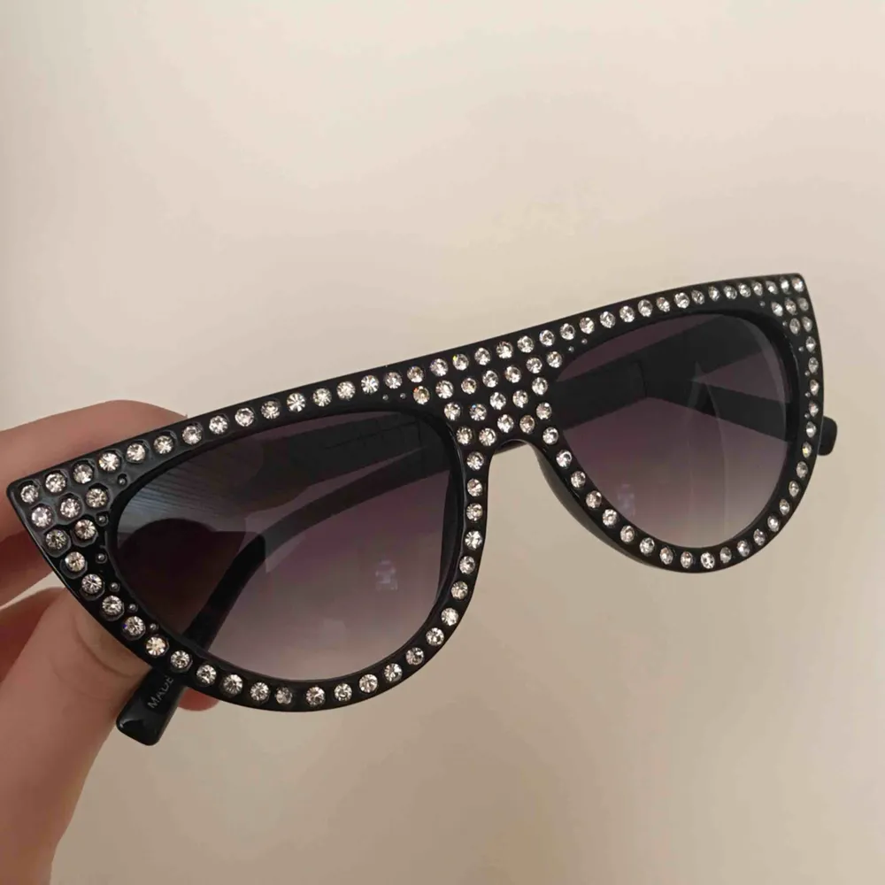 Helt oanvända solglasögon från Gina Tricot, ”cateye” modell med pärlor runt om! Frakt tillkommer ❤️. Accessoarer.