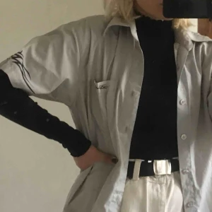  - skitsnygg ljusgrå skjorta med svarta detaljer från crocker! 