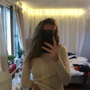  - stickad tröja i krämvit färg!! frakt tillkommer ❤️