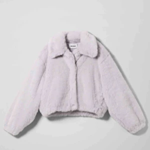  - supermysig och fin fuskpälsjacka! den är ljuslila och har knäppe på insidan💜 frakt är inkluderat i priset