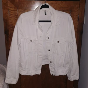  - Skitsnygg jeansjacka från hm, bra skicka inga fläckar osv. 80 kr 