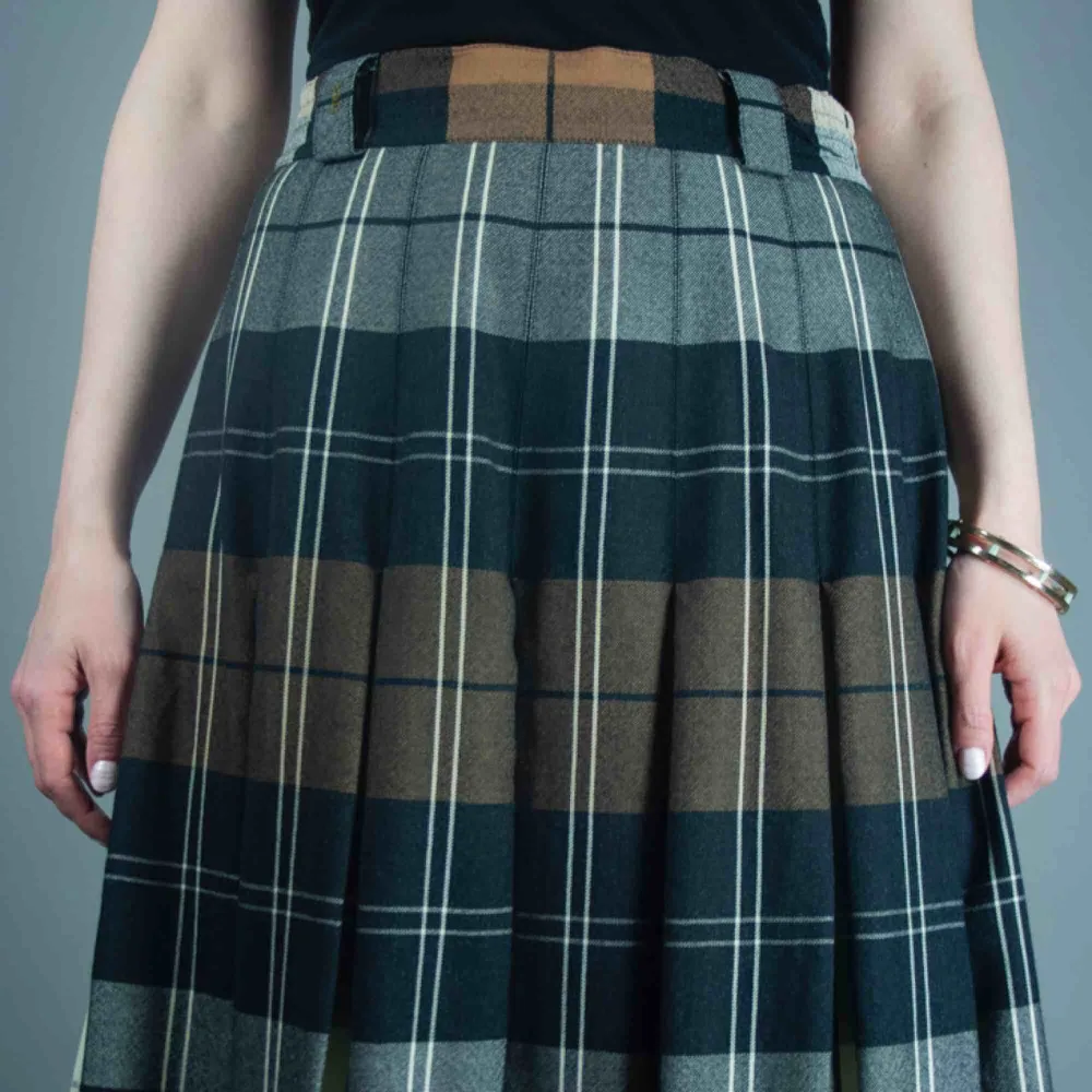 Vintage 70s wool pleated plaid midi skirt in brown size S SIZE & FIT Label: D 40, F 42, GB 14, fits best S Model: 163/XS-S Measurements: length: 76 cm waist: 37 cm Free shipping . Kjolar.