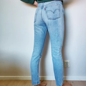  - Levis 501, superfint skick, knappt använda då de tyvärr är liite för stora för mig för att sitta så där perfekt. Säljes för 400 inkl. Frakt. W27L30. Perfekt längd för mig som är 178 cm lång. 🐳