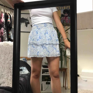  - Somrig kjol i ”flowigt” material. Passar storlek S-M.  Mötas upp eller köparen står för frakten. 