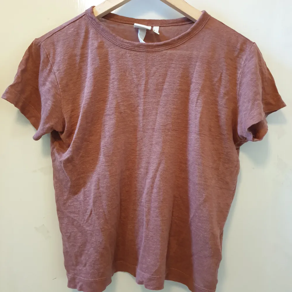 Enfärgad rosabrun/gammelrosa t-shirt i strlk Small i 100% lin. Materialet ger tröjan en härlig sträv känsla och bra kvalitet. Använd 1-2 ggr. Superbra basplagg i perfekt längd.  Möts upp i Sthlm eller fraktar. Svarar gärna på frågor om plagget. :). Toppar.