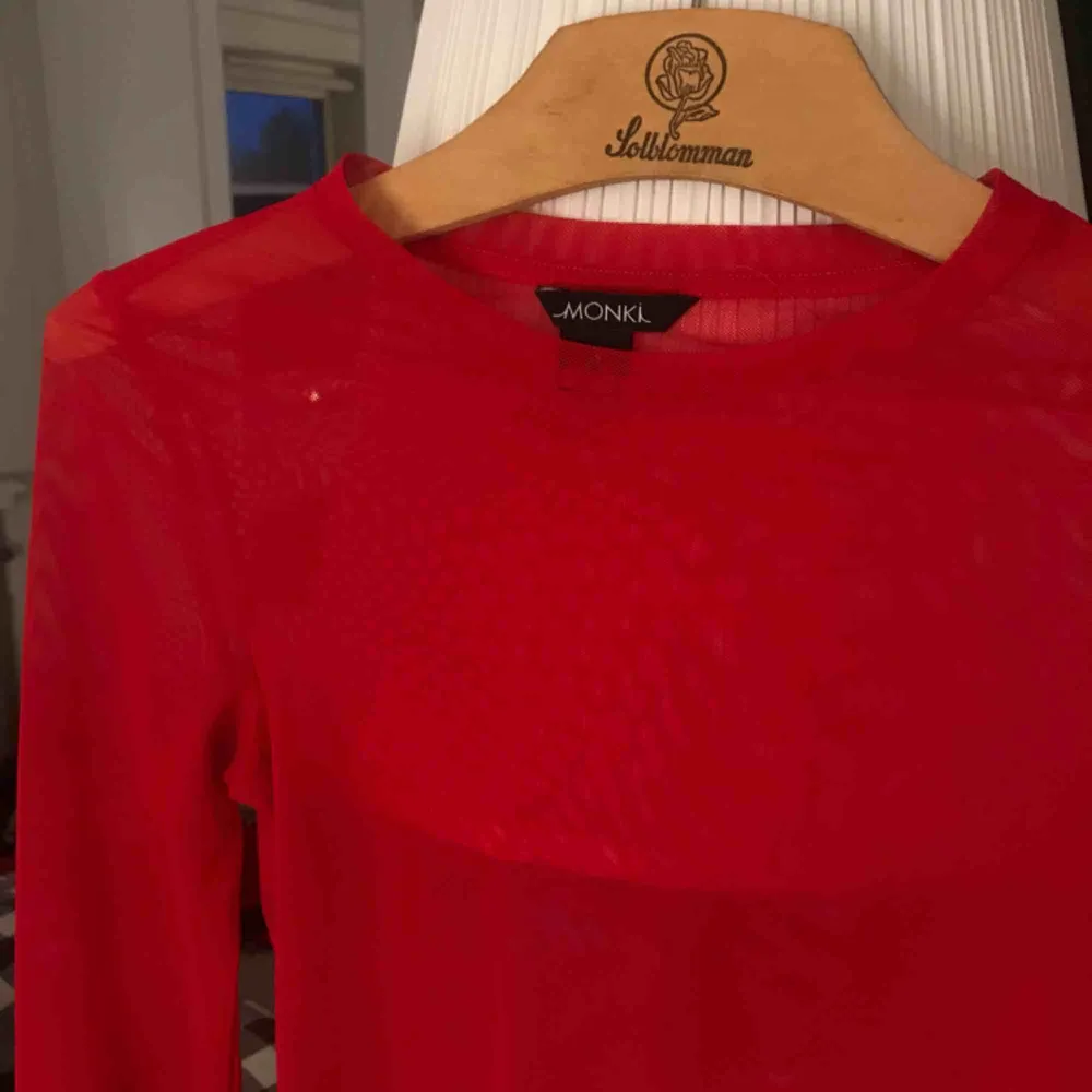 Röd mesh tröja från Monki, strl XS. Superfin att ha under t shirt exempel!. Toppar.
