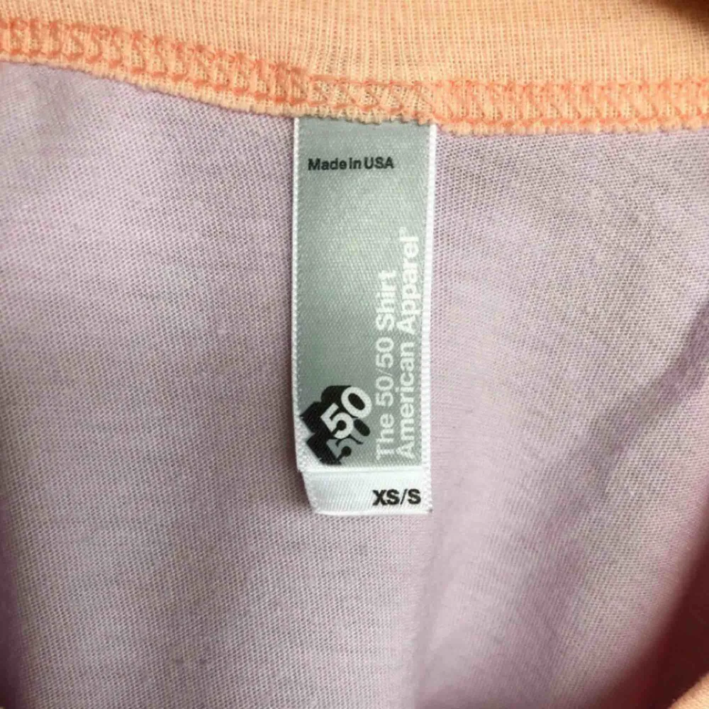Älskar denna så kallade 50/50 shirt från american apparel men är tyvärr lite för liten för mig🥺 Endast använd ett fåtal gånger. Kan frakta för 50kr eller mötas upp i Stockholm :). Toppar.