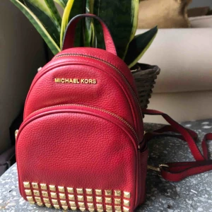  - Mini backpack! Två ”fack” samt ett till på insidan!  Äkta Michael Kors, Köpt i Los Angeles!
