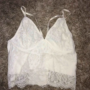  - En vit spets topp! Med band över brösten, aldrig använde pga för stor för mig