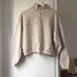  - Tjocktröja från Weekday med pingvinärmar och zip i halsen. Köpt denna säsong och endast använd något enstaka tillfälle. 