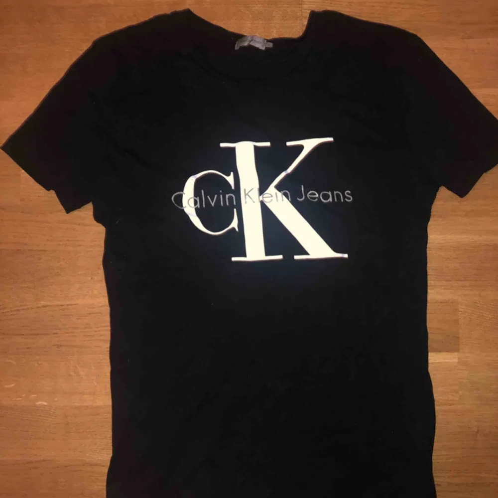 Svart T-shirt från Calvin Klein. Använd kanske 1 gång.. T-shirts.