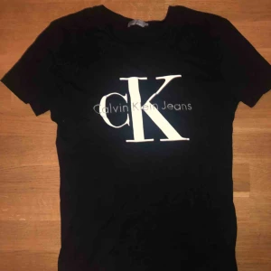  - Svart T-shirt från Calvin Klein. Använd kanske 1 gång.