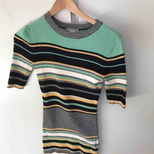  - Finstickad t-shirt, figurstickad