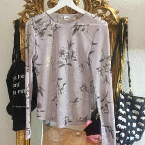  - Topp med fint tryck🌸🌷💞