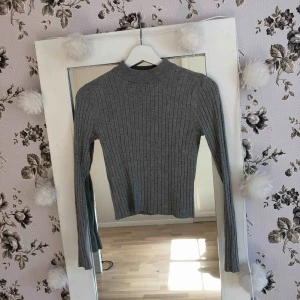  - Grå turtleneck från bik bok, superfin och nästan aldrig använd :) Frakt: 60kr