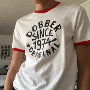 Dobber t-shirt - Unik och as cool T-shirt från Dobber. Utmärkt skick och söker en ny ägare!