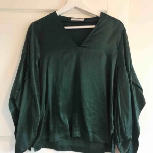  - Glansig blus från WERA - Åhlens