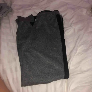  - Träningsbyxor från soc, snygga! Passar nog xs också