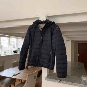  - Säljer min lättviktsdunjacka från PJS som är köpt för 3199kr. Jag anser att det är i mycket bra skick och vill gärna bli använd mer. Köpt på kidsbrandstore storlek 16år/L. Jag är 175cm lång å den blir lite kort på mig. Jag står för spårbar frakt!!😇